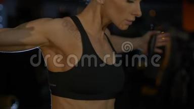 女子<strong>体育训练</strong>肩膀在健身房。 特写